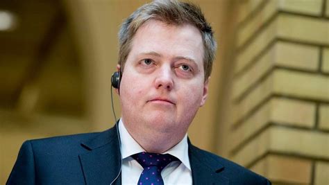 İ­z­l­a­n­d­a­­d­a­ ­­P­a­n­a­m­a­ ­K­r­i­z­i­­:­ ­B­a­ş­b­a­k­a­n­ ­İ­s­t­i­f­a­ ­E­t­t­i­